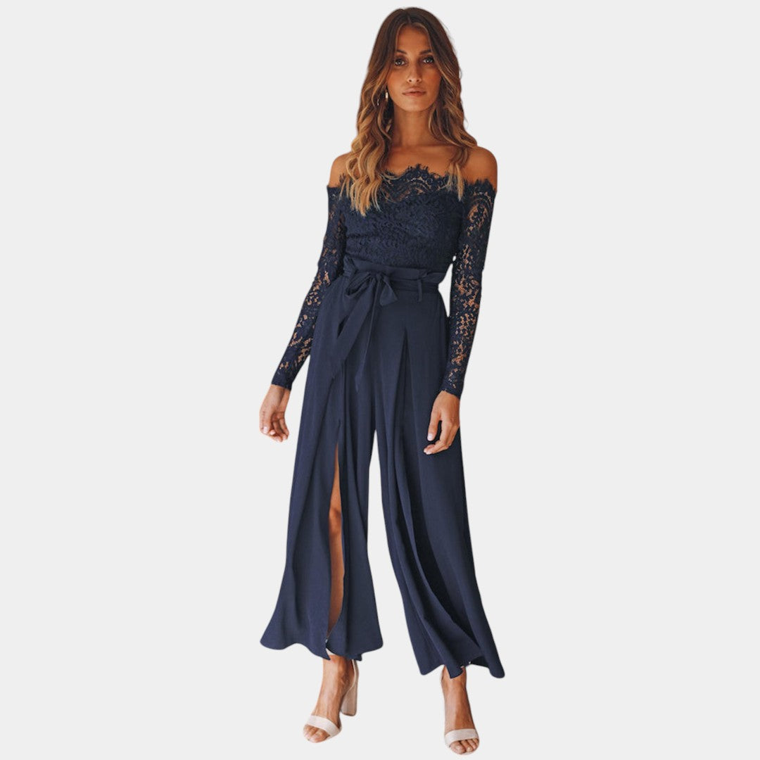 Elegante off-shoulder dames jumpsuit in marineblauw met kanten details en split, perfect voor gala’s en formele avondevenementen.
