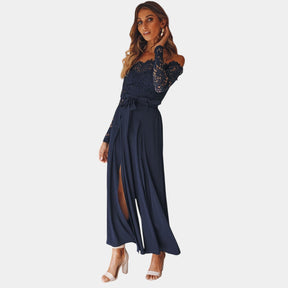 Elegante off-shoulder dames jumpsuit in marineblauw met kanten details en split, perfect voor gala’s en formele avondevenementen.