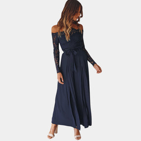 Elegante off-shoulder dames jumpsuit in marineblauw met kanten details en split, perfect voor gala’s en formele avondevenementen.