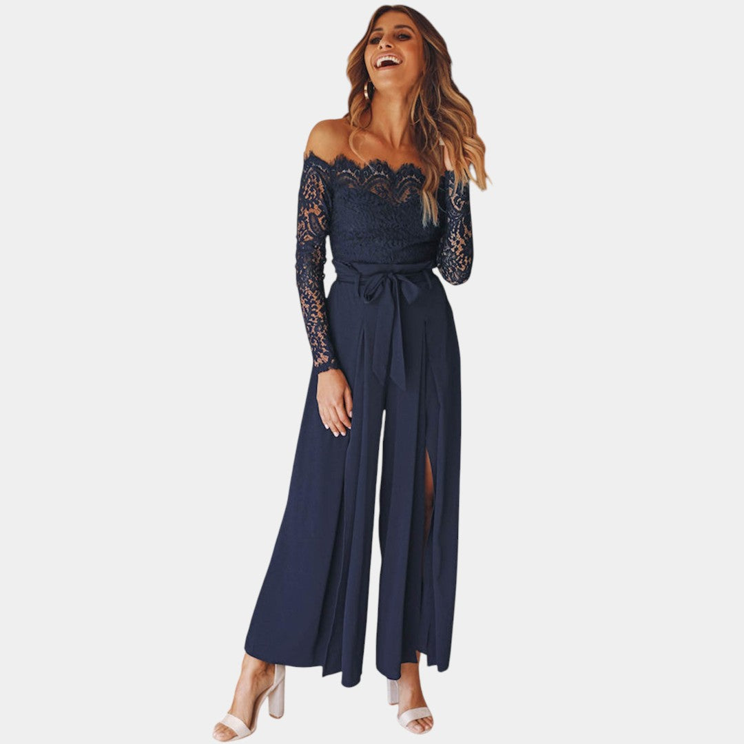 Elegante off-shoulder dames jumpsuit in marineblauw met kanten details en split, perfect voor gala’s en formele avondevenementen.