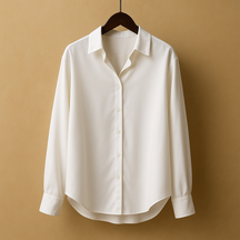 Elegante satijnen blouse voor dames met omgeslagen kraag en knoopsluiting, perfect voor formele en casual gelegenheden.