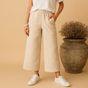 Zomerbroek voor dames met normale pasvorm, luchtig materiaal en elegante uitstraling, geschikt voor casual en chique zomerse outfits.