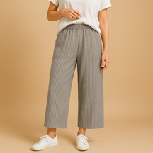Zomerbroek voor dames met normale pasvorm, luchtig materiaal en elegante uitstraling, geschikt voor casual en chique zomerse outfits.