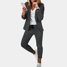 Dames set met blazer en pantalon in lavendel, geschikt voor werk, avondjes uit en formele gelegenheden.