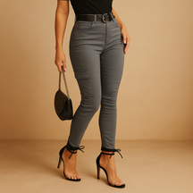 Dames cargobroek van zacht katoen met elastische enkels en zijzakken, perfect voor een comfortabele en moderne dagelijkse look.