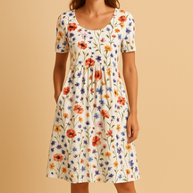Casual damesjurk van ademend katoen met bloemenprint en flatterende pasvorm, ideaal voor warme dagen en diverse gelegenheden.