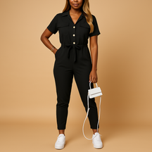 Dames jumpsuit met getailleerde pasvorm en knoopsluiting, perfect voor werk, brunch of een avondje uit