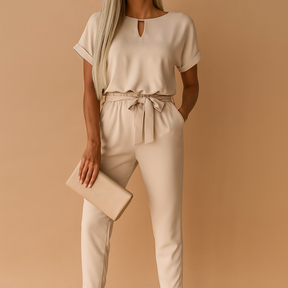 Chique dames jumpsuit met elegante snit en getailleerde pasvorm, perfect voor formele en stijlvolle gelegenheden.