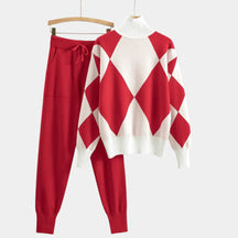 Comfortabel damespak met trui en joggingbroek in beige, perfect als huispak of casual outfit voor dagelijks gebruik.