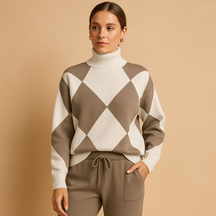 Comfortabel damespak met trui en joggingbroek in ademende stof, ideaal als huispak of casual outfit voor buiten.
