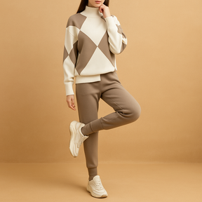 Comfortabel damespak met trui en joggingbroek in ademende stof, ideaal als huispak of casual outfit voor buiten.