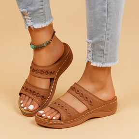 Comfortabele wandelsandalen voor dames met ondersteunend voetbed en verstelbare bandjes, ideaal voor dagelijks gebruik en wandelingen.