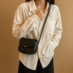 Crossbodytas voor dames met tijdloos design, compact formaat en verfijnd interieur, ideaal voor werk, vrije tijd of een avondje uit.