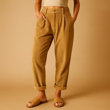 Dames corduroy broek met hoge taille, rechte pijpen en relaxed-fit pasvorm, ideaal voor herfstige dagen en casual chique outfits.