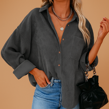 Corduroy gebreid jack voor dames met geribde accenten in aardse seizoenskleuren. Comfortabel, warm en stijlvol voor elk seizoen.