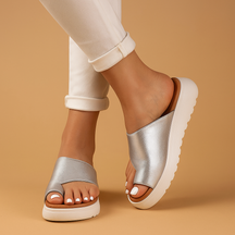 Corrigerende sandalen voor dames met anatomisch voetbed en verstelbare banden, ideaal voor dagelijks comfort en zomerse uitstapjes.