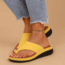 Corrigerende sandalen voor dames met anatomisch voetbed en verstelbare banden, ideaal voor dagelijks comfort en zomerse uitstapjes.