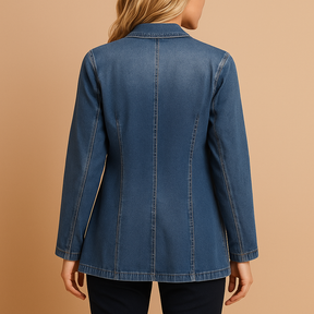 Dames denim blazer met getailleerde pasvorm en klassieke revers, ideaal voor zowel casual als zakelijke outfits.