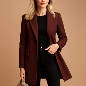 Dubbelgeknoopte trenchcoat voor dames met getailleerd silhouet en klassieke details. Elegant, veelzijdig en ideaal voor dagelijks en formeel gebruik.
