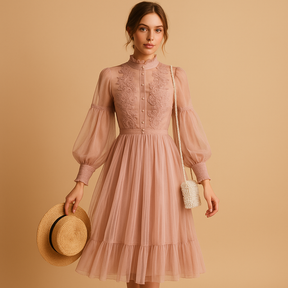 Elegante dames bloemenjurk met opstaande kraag, hoge taille en lantaarnmouwen, perfect voor formele en casual gelegenheden.