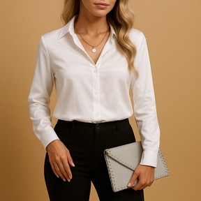 Tijdloze damesblouse met klassieke pasvorm en lichte stof, geschikt voor werk en dagelijkse gelegenheden