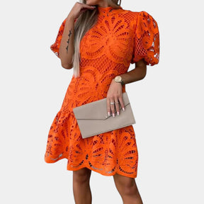 Dames zomerjurk met verfijnd borduurwerk, luchtig ontwerp en elegante pasvorm, ideaal voor zomerse gelegenheden.