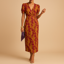 Elegante damesjurk met flatterende pasvorm en pofmouwen, ideaal voor feestelijke en formele gelegenheden in het voorjaar of najaar