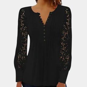 Dames blouse met V-hals en kanten details in wit en zwart, perfect voor dagelijks gebruik of formele gelegenheden.