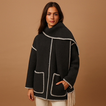 Elegante winterjas voor dames met ceintuur en bijpassende sjaal, warme voering en stijlvol design, ideaal voor dagelijks gebruik en winterse gelegenheden.