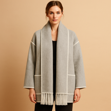 Elegante winterjas voor dames met ceintuur en bijpassende sjaal, warme voering en stijlvol design, ideaal voor dagelijks gebruik en winterse gelegenheden.