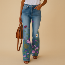 Dames flared jeans met bloemenprint en relaxte pasvorm van ademende stof, perfect voor lente- en zomeroutfits met een speelse touch.