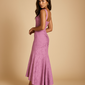 Gebloemde midi-jurk voor dames met lichte stof en elegante pasvorm, ideaal voor tuinfeestjes, brunch of zomerse casual dagen.