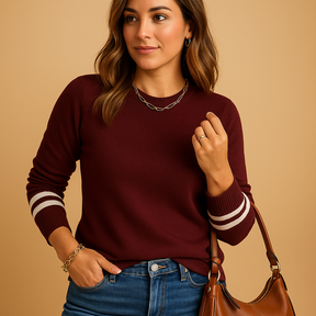 Gebreide damestrui met gestreepte mouwen, relaxte pasvorm en ademend materiaal. Perfect voor stijlvolle en veelzijdige outfits in elk seizoen.