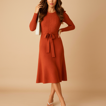 Gebreide herfstjurk voor dames met riem, ronde hals en lange mouwen – perfect voor casual chique gelegenheden of knusse herfstavonden.