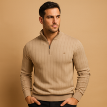 Gebreide heren trui met halve rits en hoge kraag, warme stof en slanke pasvorm. Ideaal voor casual en elegante looks in de herfst en winter.