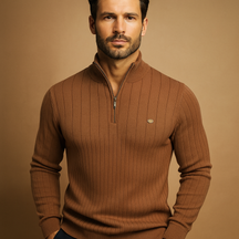 Gebreide heren trui met halve rits en hoge kraag, warme stof en slanke pasvorm. Ideaal voor casual en elegante looks in de herfst en winter.