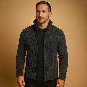 Gebreide heren trui met klassiek kabelpatroon en geruite voering, zacht en duurzaam materiaal. Perfect voor koude dagen en veelzijdige outfits.