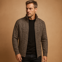 Gebreide heren trui met klassiek kabelpatroon en geruite voering, zacht en duurzaam materiaal. Perfect voor koude dagen en veelzijdige outfits.