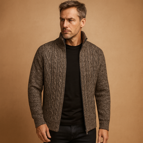 Gebreide heren trui met klassiek kabelpatroon en geruite voering, zacht en duurzaam materiaal. Perfect voor koude dagen en veelzijdige outfits.