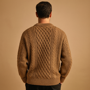 Gebreide wintertrui voor heren met ronde hals en losse pasvorm, ideaal voor koude dagen. Tijdloos ontwerp voor dagelijks gebruik en casual outfits.
