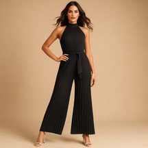 Elegante dames jumpsuit met wijde pijpen, hoge hals en bijpassende riem in lichtblauw, roze, wit en zwart – ideaal voor formele en casual gelegenheden.
