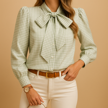Dames blouse met geruit patroon en strikdetail, ideaal voor werk of casual gelegenheden