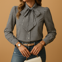 Dames blouse met geruit patroon en strikdetail, ideaal voor werk of casual gelegenheden