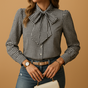 Dames blouse met geruit patroon en strikdetail, ideaal voor werk of casual gelegenheden