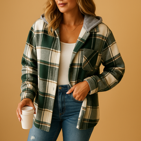 Damesjas met groene ruit en gevoerde capuchon, perfect voor frisse herfst- en winterdagen.