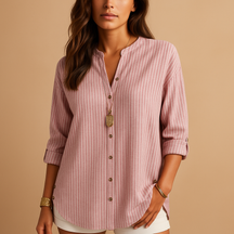 Dames overhemd met V-hals en gestreept patroon, ideaal voor werk en casual gelegenheden, in een comfortabele pasvorm.