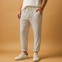 Casual herenbroek met strepen en trekkoord, perfect voor een ontspannen en stijlvolle zomerse outfit.