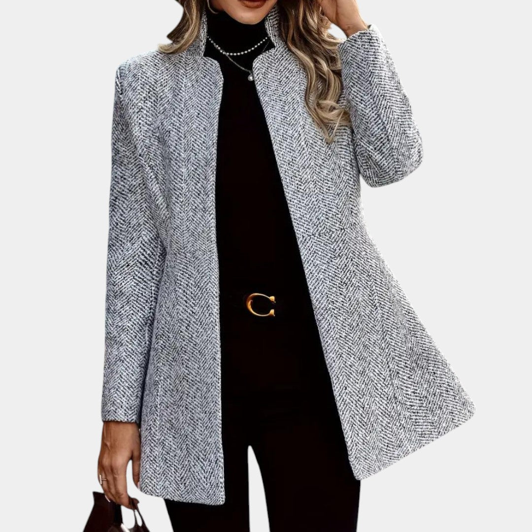 Elegante dames blazer met getailleerde pasvorm en lange mouwen, ideaal voor werk en formele gelegenheden.