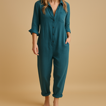 Elegante dames jumpsuit met polokraag en getailleerde kokerbroek, ideaal voor werk, dagelijkse looks of sociale gelegenheden. Verkrijgbaar in roze, groen en blauw.