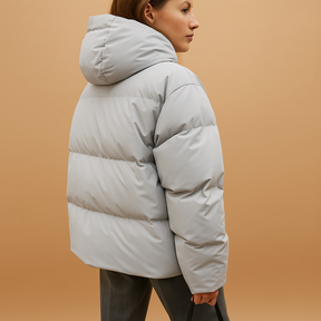 Lichtgewicht gewatteerde jas met capuchon voor dames, waterafstotend en flatterend. Ideaal voor casual wandelingen en stijlvolle winterdagen.